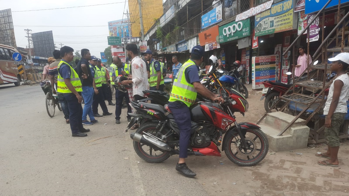 পুঠিয়ায় ২৫ যানবাহনকে জরিমানা