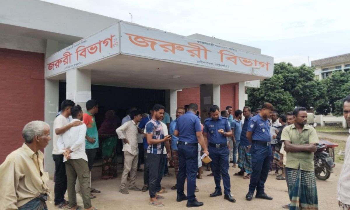 রাণীশংকৈলে জরুরি বিভাগের সামনে পুলিশ ও স্থানীয়রা। ছবি- রূপালী বাংলাদেশ