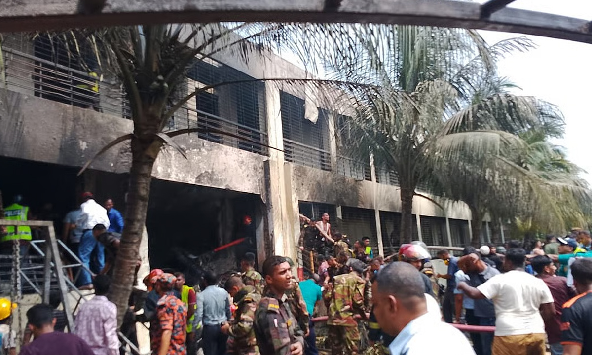 উত্তরা মাইলস্টোন স্কুল অ্যান্ড কলেজের ক্যাম্পাসে বিমান বিধ্বস্ত। ছবি- সংগৃহীত