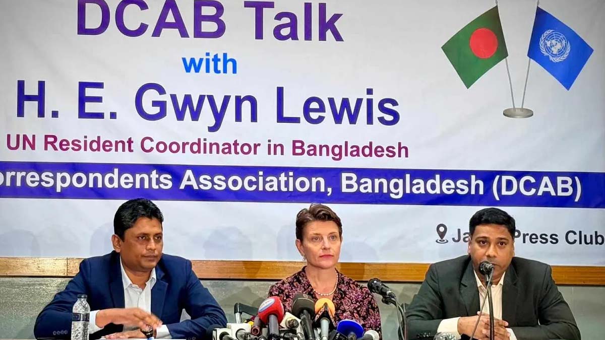 জাতীয় প্রেস ক্লাবে ‘ডিক্যাব টক’ অনুষ্ঠানে বক্তব্য দেন গোয়েন লুইস।       ছবি- সংগৃহীত