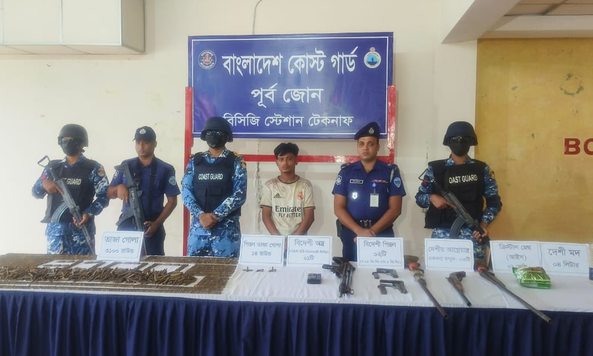 কক্সবাজারের টেকনাফে যৌথ বাহিনীর অভিযানে দেশি-বিদেশি অস্ত্র, ও মাদক উদ্ধার করা হয়েছে।  ছবি- রূপালী বাংলাদেশ