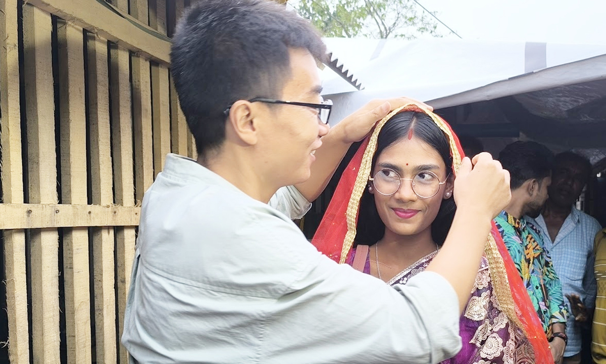 খুলনায় তরুণী পিংকি সরদারকে বিয়ে করেন চীনা যুবক থাম্বু জাও। ছবি- সংগৃহীত