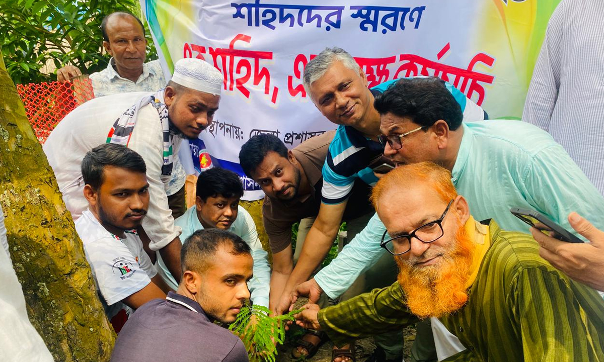 টাঙ্গাইলে শহিদদের স্মরণে ‘এক শহিদ, এক বৃক্ষ’ কর্মসূচি পালিত হয়।  ছবি- রূপালী বাংলাদেশ