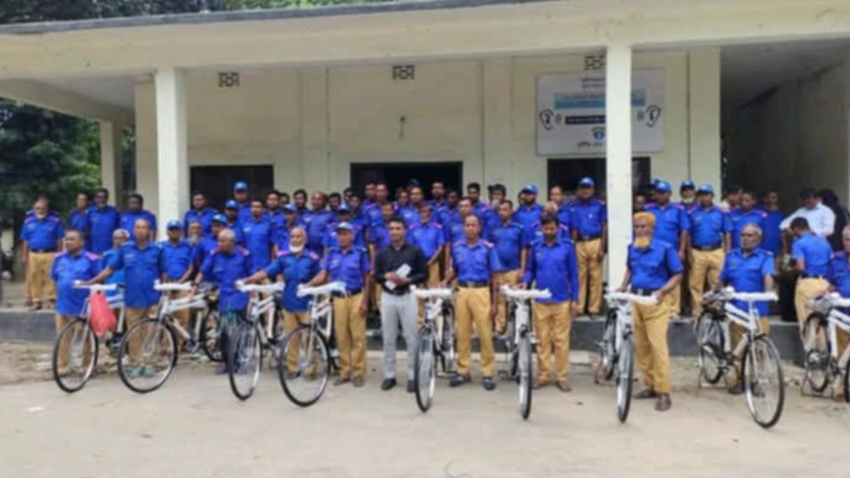 রাণীশংকৈল উপজেলায় ৭৫ জন গ্রাম পুলিশের মধ্যে বাইসাইকেল বিতরণ। ছবি- রূপালী বাংলাদেশ