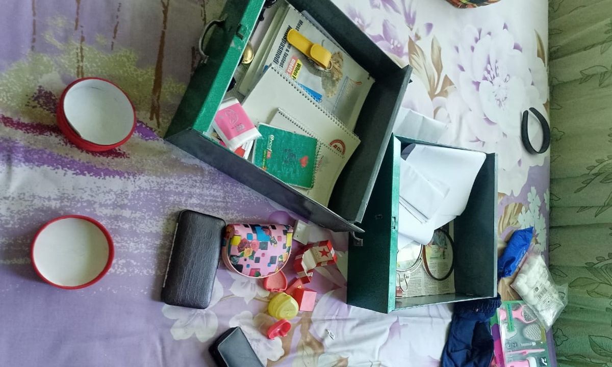 বিছানা ও মেঝেতে জিনিসপত্র ছড়িয়ে আছে। ছবি- রূপালী বাংলাদেশ