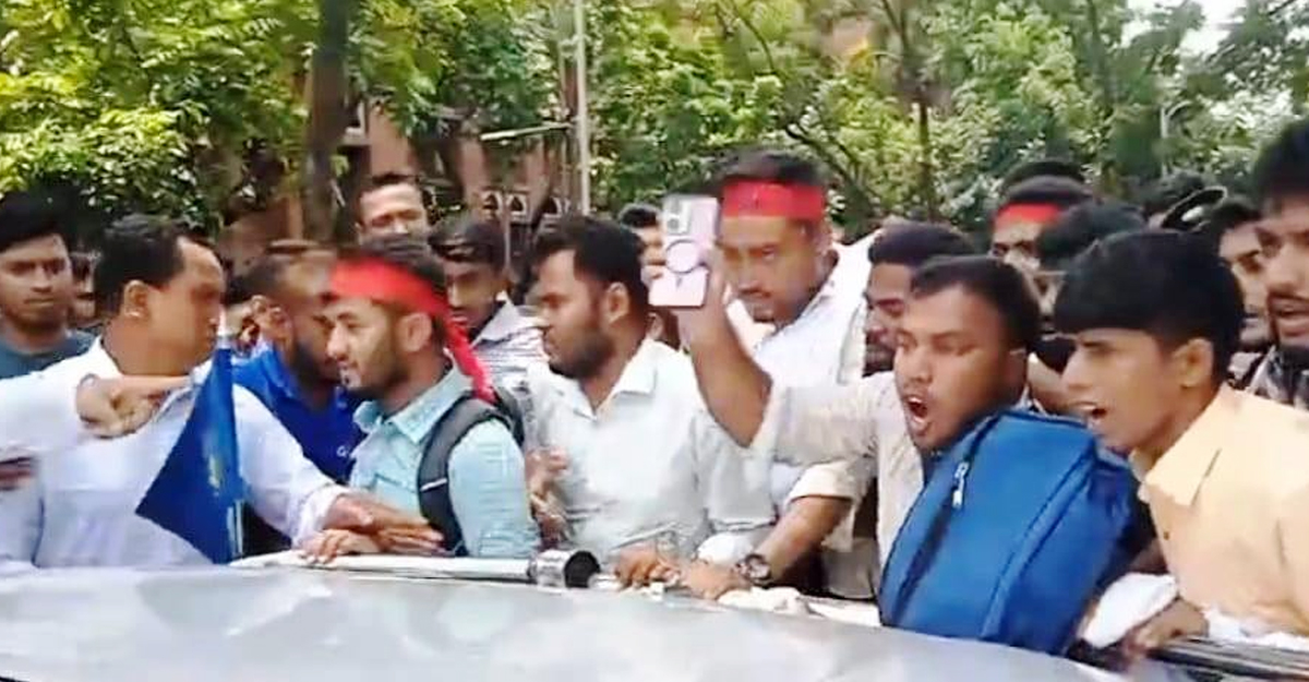অটোপাসের দাবিতে উপাচার্যের ওপর হামলা