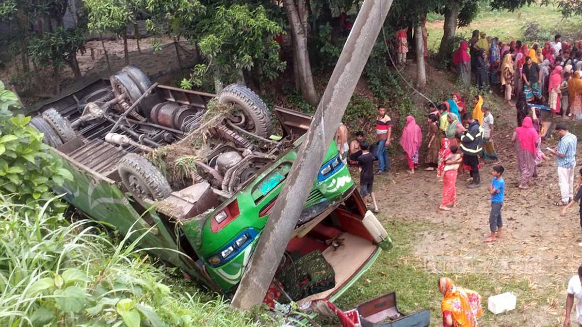 টাঙ্গাইলে নিয়ন্ত্রণ হারিয়ে বাস খাদে, নিহত ২