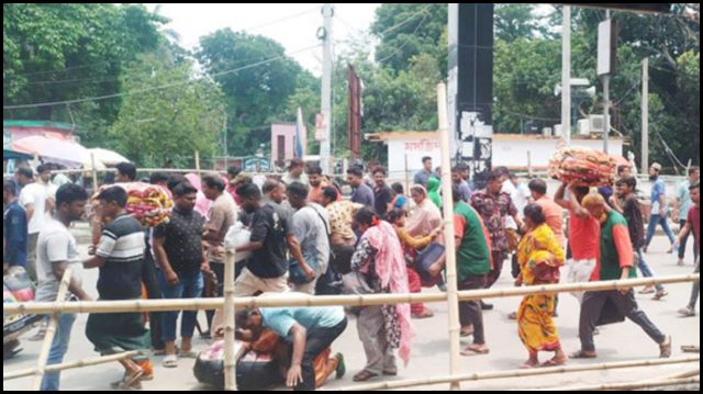 বেনাপোল সীমান্ত দিয়ে বাংলাদেশে প্রবেশ করছেন ভারতীয়রা। ছবি- রূপালী বাংলাদেশ