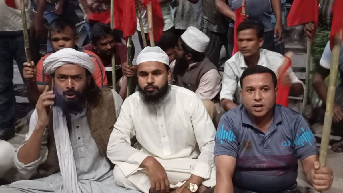 নাশকতার মামলায় খেলাফত শ্রমিক আন্দোলনের সভাপতি গ্রেপ্তার, মুক্তির দাবিতে থানা ঘেরাও
