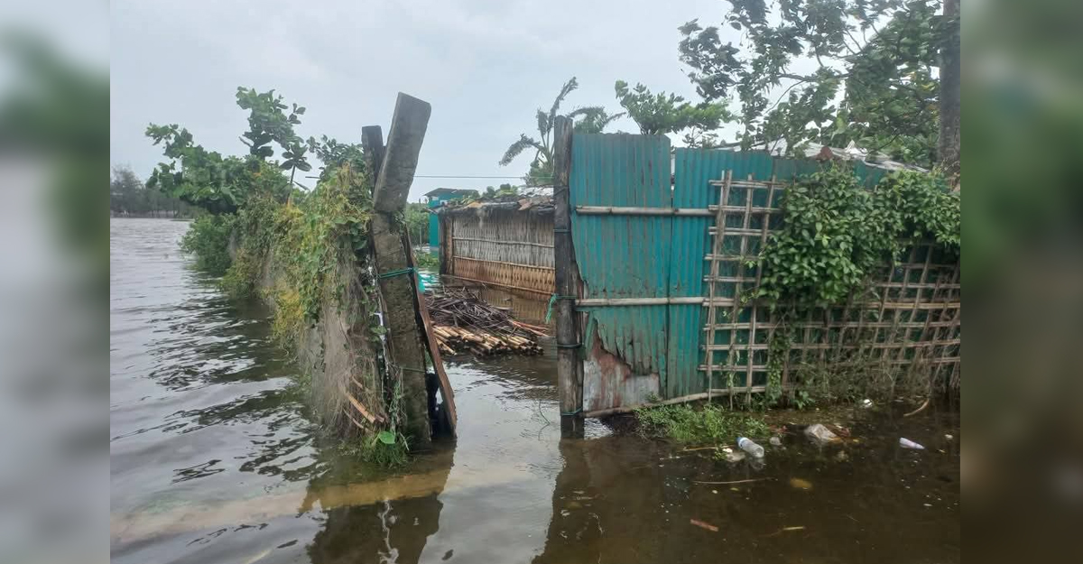 বেড়িবাঁধ ভেঙে পানিতে ডুবে গেছে গ্রামাঞ্চল।    ছবি- রূপালী বাংলাদেশ
