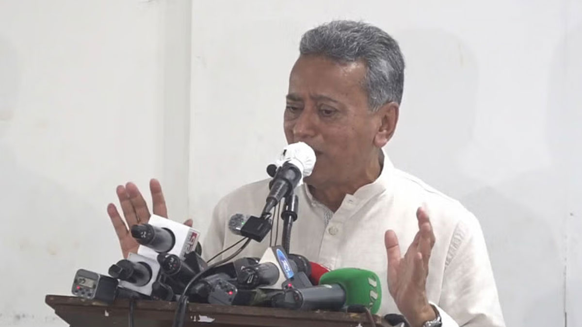 সোমবার রাজধানীর ডিআরইউ মিলনায়তনে আয়োজিত এক অনুষ্ঠানে বক্তব্য দেন বিএনপির স্থায়ী কমিটির সদস্য আমীর খসরু মাহমুদ চৌধুরী।    ছবি-সংগৃহীত