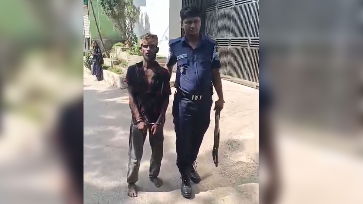 মাকে হত্যার অভিযোগে আওলাদ হোসেনকে আটক করে পুলিশ।     ছবি- সংগৃহীত