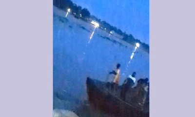 পুলিশ পরিচয়ে খাদ্য কর্মকর্তাকে তুলে নেওয়া হলো ট্রলারে