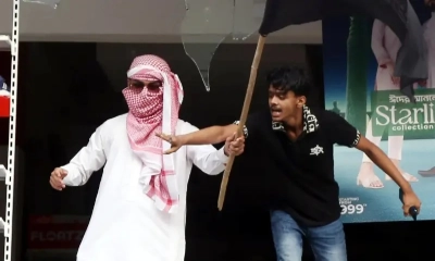 আ. লীগ নেতার ছেলের নেতৃত্বে বাটা শোরুমে লুটপাট