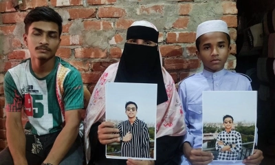 ইশমামের  ছবি হাতে নিয়ে মা ও তার ছোট ভাই। ছবি- সংগৃহীত