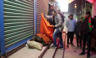 ঠাকুরগাঁওয়ে শীতার্ত ঘুমন্ত মানুষের উপর উষ্ণতার ছোঁয়া