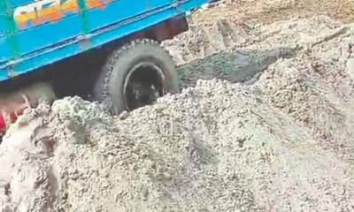 সাভারে বালু ভরাটে বাধা দেওয়ায় হত্যার হুমকি