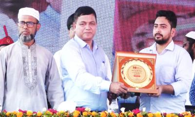 বেরোবির সম্মাননা স্মারক প্রত্যাখ্যান করলেন উপদেষ্টা নাহিদ