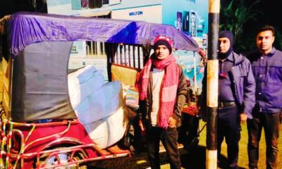 দুমকিতে তিন বস্তা পলিথিনসহ আটক ১