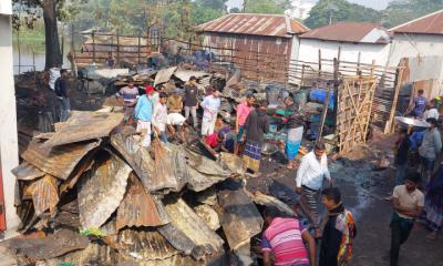 গোপালগঞ্জের কোটালীপাড়ায় অগ্নিকাণ্ড: ৩টি দোকান পুড়ে ছাই