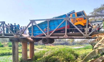 সেতু ভেঙে ঝুলে আছে ট্রাক, যান চলাচল বন্ধ
