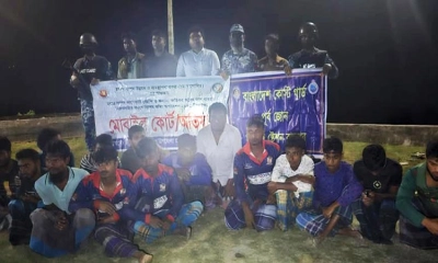 নিষেধাজ্ঞা অমান্য করে মাছ শিকার, ১২ জেলে আটক