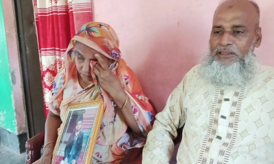 খোকার অপেক্ষায় এখনো  দরজায় বসে থাকেন মা