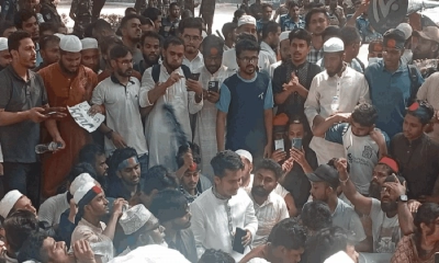 মঞ্চের সামনে অবস্থান নিয়েছেন আন্দোলনকারীরা