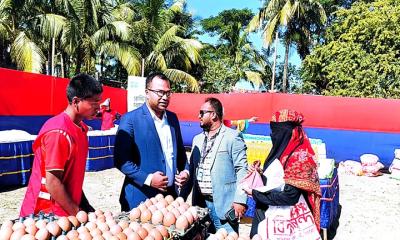 টেকনাফে পরিত‍্যক্ত প্লাস্টিকের বিনিময়ে খাদ‍্যপণ‍্য