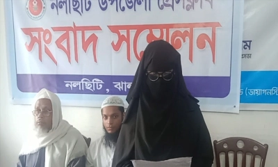 সংবাদ সম্মেলনে লিখিত বক্তব্য পাঠ করেন ভুক্তভোগী। ছবি- সংগৃহীত