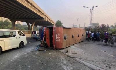 রাজধানীর বনানীতে বাস উল্টে আহত ৪২