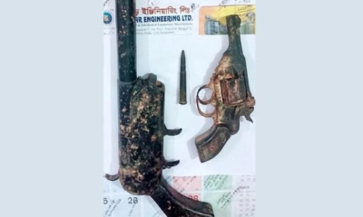 আড়াইহাজারে পরিত্যক্ত অবস্থায় অস্ত্র ও গুলি উদ্ধার