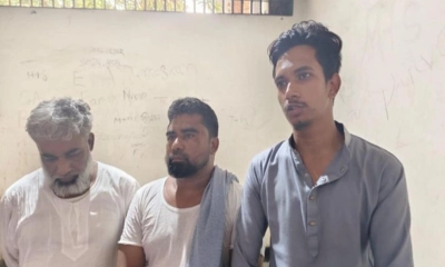 ফতুল্লায় বাবা-চাচাসহ ছাত্রলীগ নেতাকে পুলিশে দিল জনতা