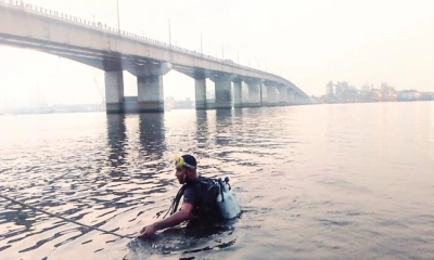 ছেলের লাশের অপেক্ষায় পিতা...