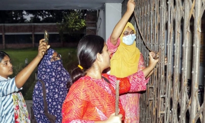 কুয়েটে অনশনের মধ্যে তালা ভেঙে হলে প্রবেশ ছাত্রীদের
