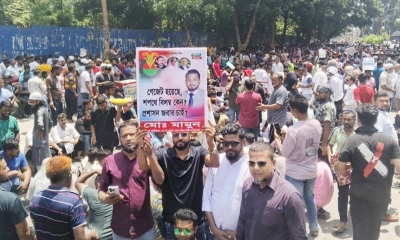 ফের নগর ভবনে ইশরাক সমর্থকরা, যান চলাচল বন্ধ