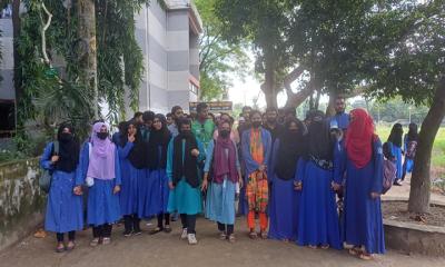 ফেনী সরকারি কলেজে লেজুড়বৃত্তিক রাজনীতি বন্ধে শিক্ষার্থীদের বিক্ষোভ
