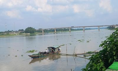 বালু উত্তোলনে হুমকিতে স্কুল ও ব্রিজ