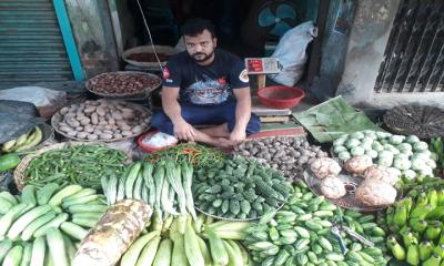 ঝিকরগাছার তরকারি বাজারে অসহায় ক্রেতা