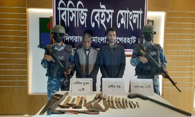 মোংলায় পৃথক অভিযানে অস্ত্রসহ আটক ৫