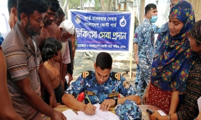 সাতক্ষীরায় প্লাবিত এলাকায় ত্রাণ সামগ্রী বিতরণ করেছে কোস্ট গার্ড
