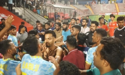 বসুন্ধরা-আবাহনী ম্যাচে বিতর্কিত লাল কার্ড ও হাতাহাতি