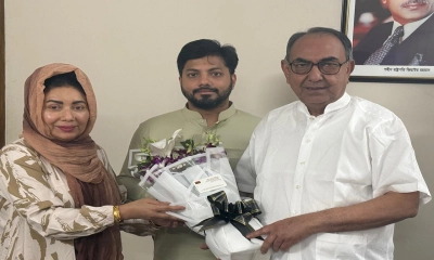 ইশরাককে ফুলেল শুভেচ্ছা মির্জা আব্বাসের