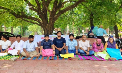 কুয়েট ভিসিকে অপসারণের দাবিতে অনশনে জাবির ৮ শিক্ষার্থী