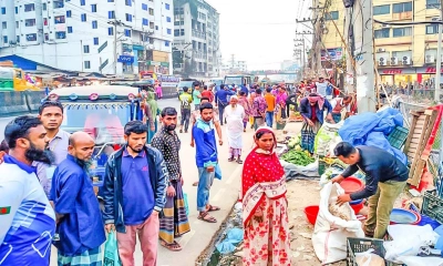 মহাসড়কে অবৈধ হাট-বাজার, ঈদযাত্রায় তীব্র যানজটের আশঙ্কা