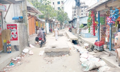 রাস্তা খুঁড়ে রেখে পালাল ঠিকাদার