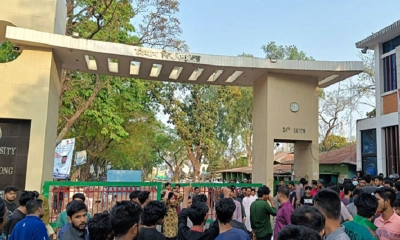 শিক্ষার্থীর ওপর হামলা, চবির মূল ফটকে তালা