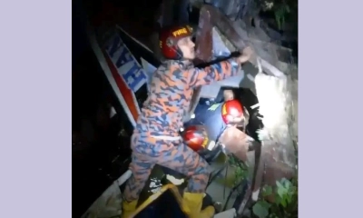 নারায়ণগঞ্জে বাবার সাথে রাস্তা পারাপারের সময় প্রাণ গেল শিশু আরাফাতের