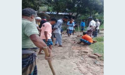 ৫০ বছর প্রতিক্ষার পর স্বেচ্ছাশ্রমে রাস্তা নির্মাণ