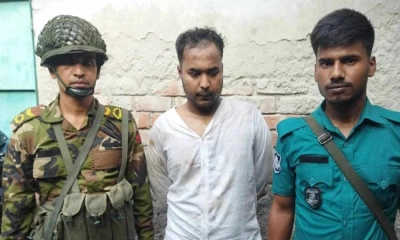 গ্রেনেড বাবুর বাড়িতে অভিযান, অস্ত্রসহ আটক ৪